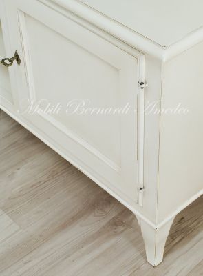 Low TV cabinet in white lacquered wood with 2 doors and open central compartment